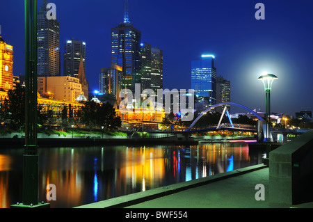 Melbourne und den Yarra River in der Nacht Stockfoto