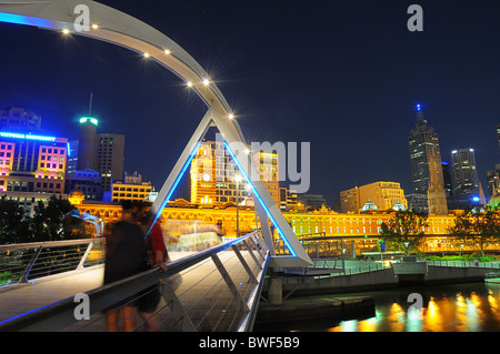 Southgate Fußgängerbrücke in Melbourne, Australien in der Nacht Stockfoto