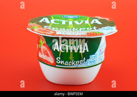 Wanne mit Erdbeere aromatisiert Fett frei Danone Activia Stockfoto