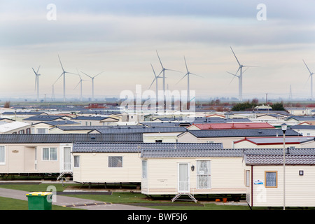 Camber Sands Holiday Park mit den Turbinen von Little Cheyne Court Windpark im Hintergrund, East Sussex, Großbritannien Stockfoto