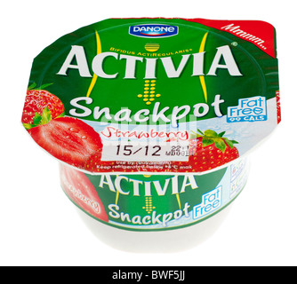 Wanne mit Erdbeere aromatisiert Activia von Danone Stockfoto