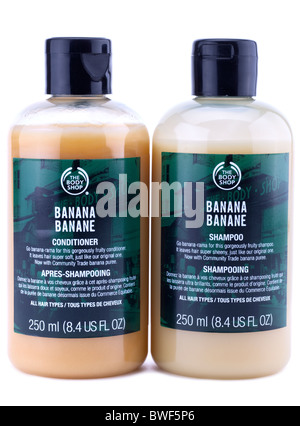 Zwei 250 ml Flaschen der Karosseriebau Banane Conditioner und Banane shampoo Stockfoto