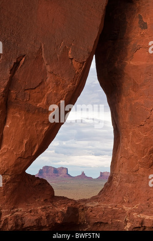 Blick durch den TEAR DROP Bogen in Richtung der Tafelberge im Monument Valley, Arizona, USA Stockfoto