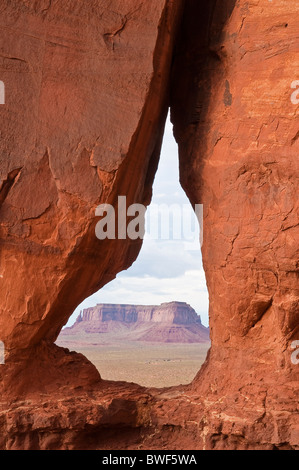 Blick durch den TEAR DROP Bogen in Richtung der Tafelberge im Monument Valley, Arizona, USA Stockfoto