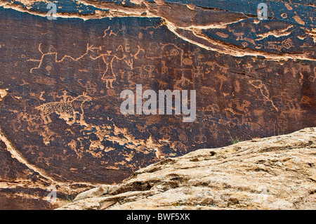 Etwa 3000 Jahre alten Felszeichnungen von Native Americans, Sans Insel, in der Nähe von Bluff, Nord Utah, USA Stockfoto