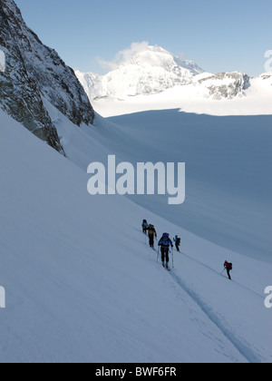 Skitourengeher am Mont Blanc de Cheilon im Winter, Schweiz Stockfoto