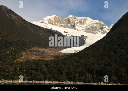 Nebenfluss-Gletscher, Schnee Gipfel Quelle zum Endpunkt in einem hängenden Tal über dem Lago Argentino, in der Nähe von Spegazzini Gletscher, Patagonien Stockfoto