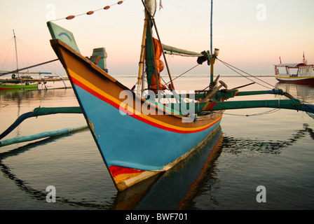 Einem balinesischen Fischerboot, genannt eine Jukung ist ein Einbaum Ausleger bunt bemalt traditionell mit einem Segel ausgestattet. Stockfoto