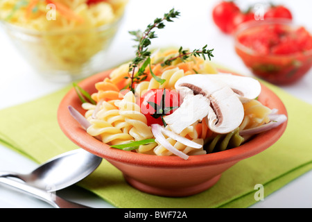 Tricolor Korkenzieher Nudeln in eine Schüssel Terrakotta Stockfoto