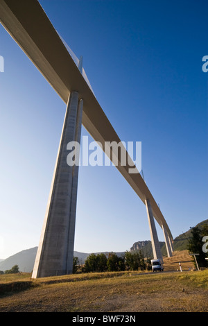 Blick vom unter Viadukt von Millau die höchste Brücke der Welt, Millau, südlichen Frankreich JPH0279 Stockfoto