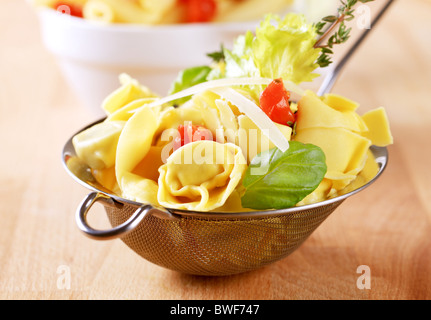 Gekochte Teigwaren in einem Metallsieb Stockfoto