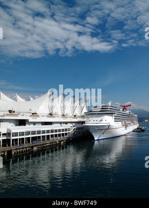 Ein Kreuzfahrtschiff angedockt an den Kreuzfahrtterminals Canada Place in Vancouver in British Columbia, Kanada Stockfoto