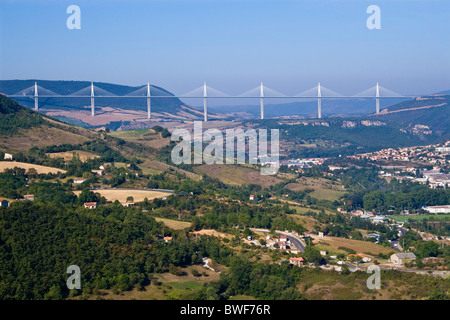 Landschaftsbild des Tarn-Tals und Millau-Viadukt, die höchste Brücke der Welt, Millau, südlichen Frankreich JPH0284 Stockfoto