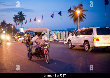 Straßenszene mit einem Tuk-Tuk, Phnom Penh, Kambodscha Stockfoto