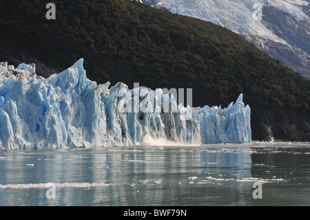 Schräge Sicht, von den ruhigen Gewässern des Lago Argentino, der Endpunkt der Spegazzini Gletscher, Eis patagonischen Anden, Argentinien Stockfoto