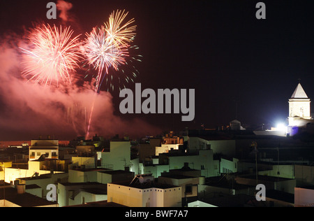 Feuerwerk am Strand promenade, Conil De La Frontera, Spanien Stockfoto