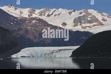 Blick vom Lago Argentino des Terminus des Spegazzini Gletscher zwischen felsigen Hängen und schneebedeckte Andengipfel, Patagonien Stockfoto