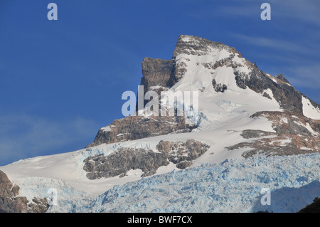 Schneebedeckte pyramidenförmige Gipfel erhebt sich über einem Nebenfluss Gletscher steil absteigend in Richtung Spegazzing Gletscher, patagonischen Anden Stockfoto
