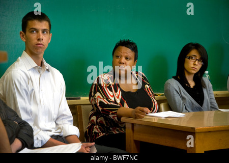 Schüler des asiatischen, Afro-Amerikaner und kaukasischen Ethnicity teilnehmen in einer Gruppendiskussion an einem California Community college Stockfoto