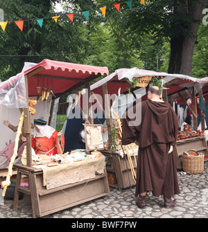 Marktstände und Menschen in mittelalterlichen Kostümen auf dem Medieval Market in Turku Finnland Stockfoto