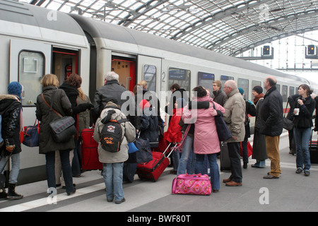 Passagiere erhalten Sie auf den Zug am Hauptbahnhof, Berlin, Deutschland Stockfoto