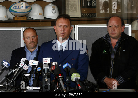 Supt Gary Knowles, meine Rettung NZ Manager Trevor Watts (kürzeste) und Hecht River Kohle-Geschäftsführer Peter Whittall kurze Medien Stockfoto