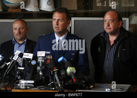 Supt Gary Knowles, meine Rettung NZ Manager Trevor Watts (kürzeste) und Hecht River Kohle-Geschäftsführer Peter Whittall kurze Medien Stockfoto