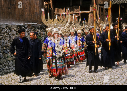 Silber-Horn Miao in Festival Kleid, Langde, Guizhou, China Stockfoto