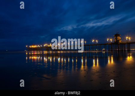 Lange Exposition Aufnahme zur blauen Stunde nach Sonnenuntergang der Pier Huntington Beach in Kalifornien mit Weihnachtsschmuck beleuchtet Stockfoto