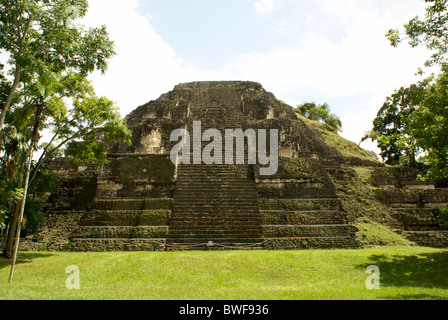 Große Pyramide im Mundo Perdidio oder Verlorene Welt Komplex, Tikal, El Peten, Guatemala. Tikal ist ein UNESCO-Weltkulturerbe. Stockfoto