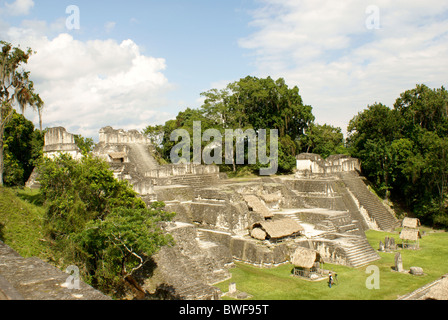 Zentralen Akropolis an der Maya Ruinen von Tikal, El Peten, Guatemala. Tikal ist ein UNESCO-Weltkulturerbe. Stockfoto