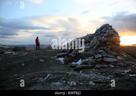 Mann, Blick auf den Sonnenuntergang und Blick vom Gipfel des Ben Vorlich in der Nähe von Loch Lomond Stockfoto