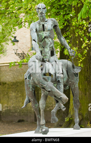 Eines der vier Reiter der Apokalypse (Bronze Skulptur von Rik Poot), historische Zentrum von Brügge, Belgien Stockfoto