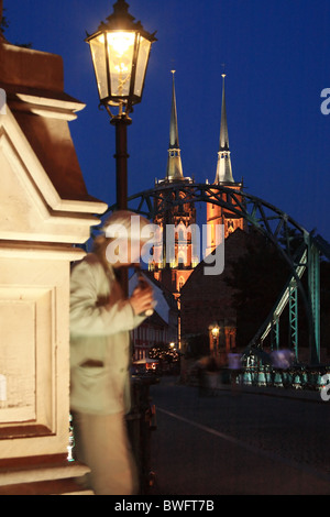 Straßenmusiker spielen Flöten auf Tumski Brigde, Kathedrale St. Johns den Täufer im Hintergrund. Breslau, Niederschlesien, Polen. Stockfoto