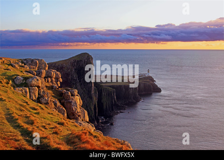 UK Schottland Highland Inverness-Shire Isle Of Skye Abendlicht auf landschaftlich Point Leuchtturm mit Blick auf die Minch Stockfoto
