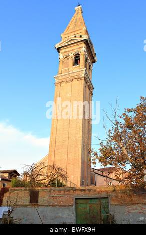 Das Wahrzeichen schiefen Turm auf der Insel Burano, Venedig Stockfoto
