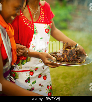 Junge Damen mit gekochtem Fleisch, KwaZulu-Natal, Südafrika Stockfoto