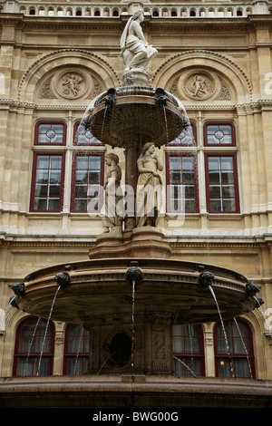 Brunnen vor Oper Haus, Wien, Österreich Stockfoto