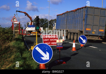 LKW vorbei durch Baustellen an temporären Bushaltestelle auf Straße in der Nähe von Leeds Yorkshire uk Stockfoto