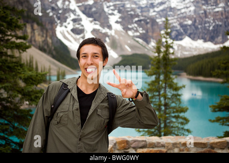 Ein Porträt von happy Tourist vor einer malerischen Landschaft Stockfoto