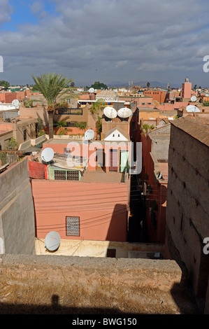 Ein Blick über die Dächer von Marrakesch Medina alte befestigte Stadt Marokko aus dem Palais Badii Stockfoto