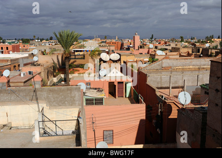 Ein Blick über die Dächer von Marrakesch Medina alte befestigte Stadt Marokko aus dem Palais Badii Stockfoto