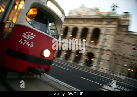 rote Straßenbahn Opernhaus, Vienna Stockfoto