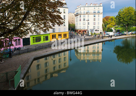 Bunte Gebäude entlang der Quai de Valmy, Canal Saint Martin, Paris Frankreich Stockfoto