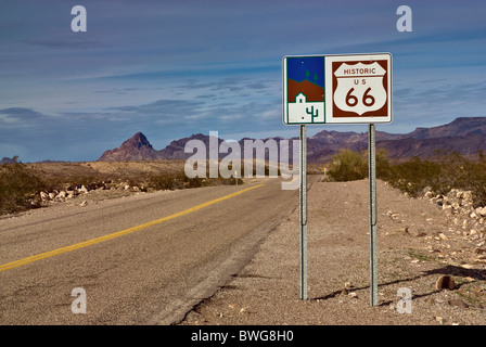 Schild am schwarzen Berge, Black Country Byway Historic Route 66 (Oatman Highway), Mojave-Wüste in der Nähe von Oatman, Arizona, USA Stockfoto