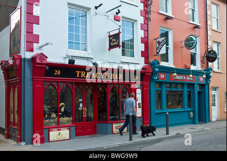 Treacy Bar und Kirbys in High Street, Youghal, County Cork, Irland Stockfoto