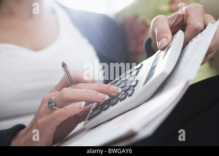 Nahaufnahme von Frauenhand auf Rechner Stockfoto