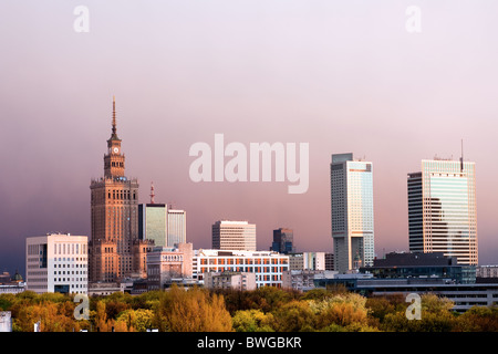 Warschau, Hauptstadt Polens Stadtbild, kurz vor dem Sonnenuntergang mit Palast der Kultur und Wissenschaft, Srodmiescie Bezirk. Stockfoto