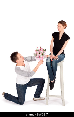 Mann, die Übergabe der Blumenstrauß, einer schönen jungen Frau am Valentinstag isoliert auf weißem Hintergrund Stockfoto