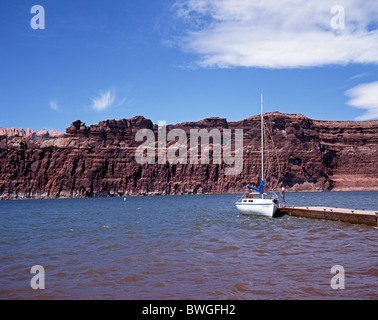 Yacht vor Anker zur Anlegestelle am See, Lake Powell, Page, Arizona, USA. Stockfoto